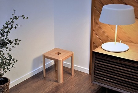 オブジェとしても美しい　多摩産の杉を使った「四角スツール」