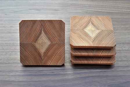 職人の技が光る。木目の美しい「年輪コースター」（杉）