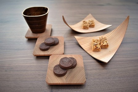 職人の技が光る。木目の美しい「年輪コースター」（杉）