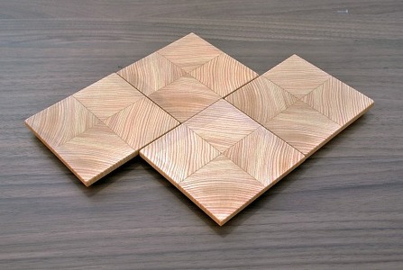 職人の技が光る。木目の美しい「年輪コースター」（ヒノキ）