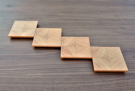 職人の技が光る。木目の美しい「年輪コースター」（ヒノキ）