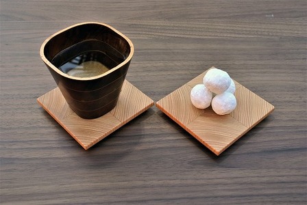 職人の技が光る。木目の美しい「年輪コースター」（ヒノキ）
