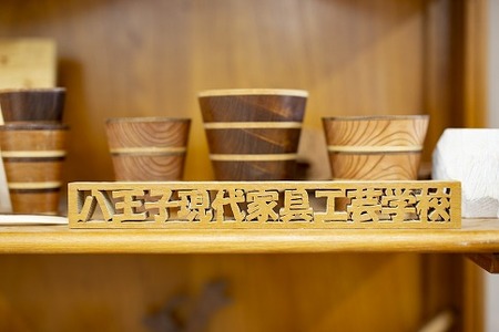 職人の技が光る。木目の美しい「年輪コースター」（ヒノキ）