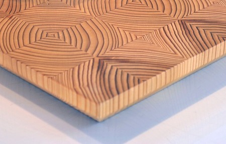 美しい木目が魅力。多摩産の杉を使った「年輪大皿」