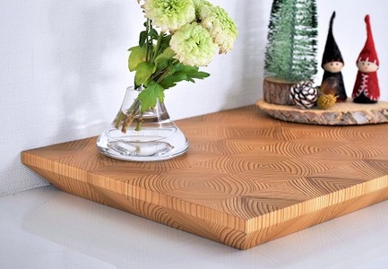 美しい木目が魅力。多摩産の杉を使った「年輪大皿」