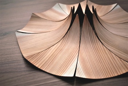 花びらのように美しい。多摩産の杉を使った「年輪銘々皿」（10枚セット）