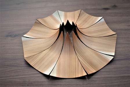 花びらのように美しい。多摩産の杉を使った「年輪銘々皿」（10枚セット）