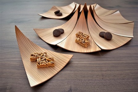 花びらのように美しい。多摩産の杉を使った「年輪銘々皿」（10枚セット）