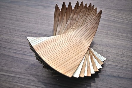 花びらのように美しい。多摩産の杉を使った「年輪銘々皿」（10枚セット）