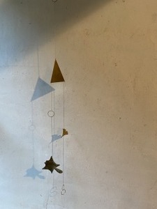 おうちで自然を感じるイチョウとムササビのモビール