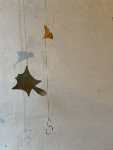 おうちで自然を感じるイチョウとムササビのモビール