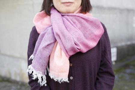 グラデーションが美しくあたかかいウールストール「茜高尾」