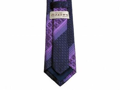 伝統的な意匠を凝らした　江戸文様ネクタイ「角繋ぎに三崩し」(かくつなぎにさんくずし)