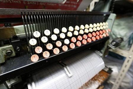 伝統的な意匠を凝らした　江戸文様ネクタイ「角繋ぎに三崩し」(かくつなぎにさんくずし)