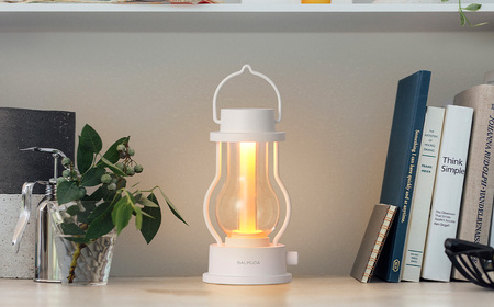 バルミューダ BALMUDA The Lantern ホワイト L02A-WH／JP｜ バルミューダ ザ ランタン BALMUDA LEDランタン 白 持ち手付き 野外 照明 防災 キャンプ アウトドア スタンド おしゃれ リビング コンパクト