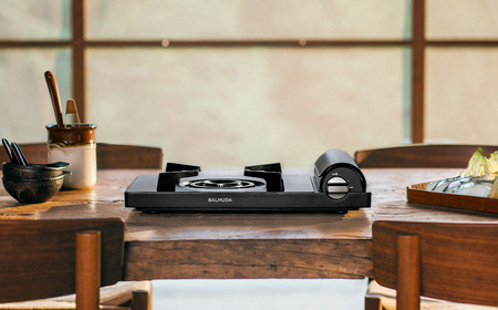 バルミューダ Table Stove KGS01JP　（ブラックBK）｜ BALMUDA 黒 カセットコンロ ガス器具 バルミューダ コンロ おしゃれ リビング キッチン 防災 キャンプ