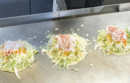 みっちゃん仙川本店 冷凍広島お好み焼 3枚セット 430ｇ×3枚 ソース小袋付 | お好み焼き みっちゃん仙川本店 