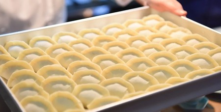 手作り 焼き餃子  ( 冷凍 ) 60個 【 手作り餃子の店 吉春 】 |  冷凍餃子 地元野菜 ・ 国産素材 を使用 