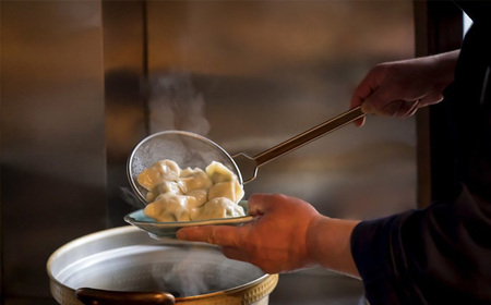 3回 定期便  手作り 水餃子  ( 冷凍 ) 20個 【 手作り餃子の店 吉春 】 | 冷凍餃子 地元野菜 ・ 国産素材 を使用 