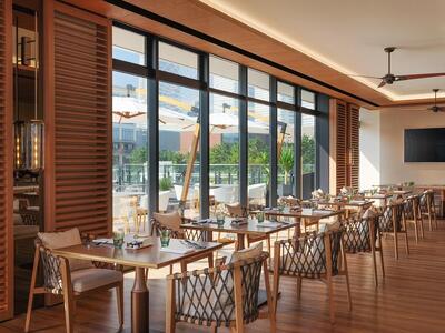 レストラン＆バー「Larboard（ラーボード）」アフタヌーンティーペアご利用券【インターコンチネンタル横浜Pier 8（ピアエイト）】  | チケット 人気スポット みなとみらい 人気スイーツ体験 女子会 デート 記念日｜神奈川県 横浜市 |  