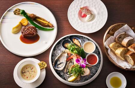 【ヒルトン横浜】料理長おすすめ。楽しい会食に最適！  シーフードとステーキを堪能できる乾杯ドリンク付きディナーコース（２名様分）