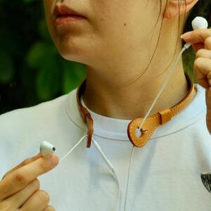 SKLO イヤホンネックホルダー iHooc　Mサイズ【Camel × 裏地 Navy】