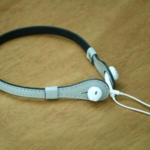 SKLO イヤホンネックホルダー iHooc　Mサイズ【Camel × 裏地 Navy】