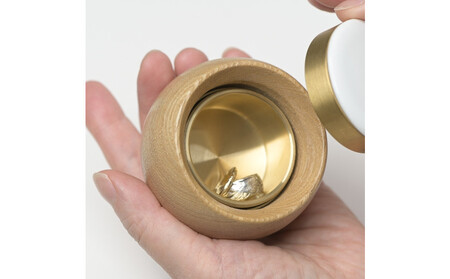 手元供養にも使える写真陶板付き宝物入れ「たまてまり」