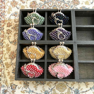 選べるカラー！ハンドメイドのビーズがま口キーホルダー（シルバー