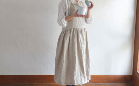 【きなり】ギャザーたっぷりリネンのエプロンワンピース(紐調整)【Jonico.handwork】[AKGD003-2]