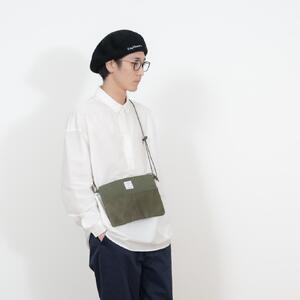 【KEYMEMORY 鎌倉】フラットサコッシュ　OLIVE