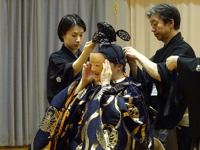 能楽師による能装束着附け＆能舞台の上で写真撮影