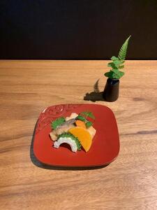 鎌倉彫　倶利文小皿　朱