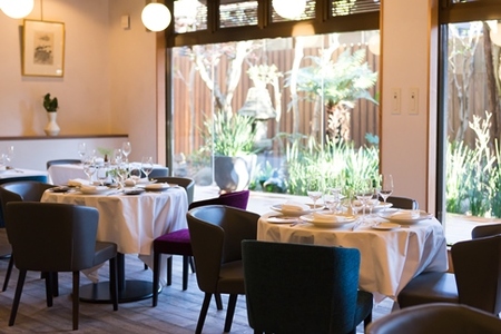 【シェ・ケンタロウ】シェフのお任せコースペアチケット | 食事券 名店 フレンチコース ペア利用 季節の食材 人気 おすすめ 記念日 ディナー デート グルメ体験 高級感 送料無料 神奈川 鎌倉 食事券