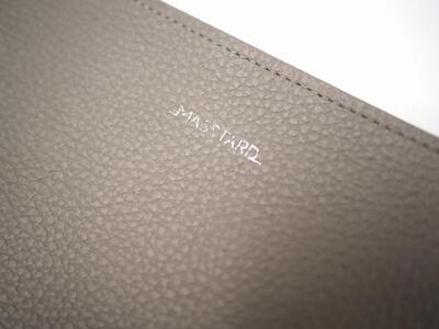 MASSTARD -MINIMAL LEATHER POUCH MEDIUM- GREIGE