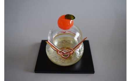 ガラスの鏡餅(黒台付き）銀箔使用＜Mサイズ＞【鏡餅 吹きガラス工房 ガラス お正月 鏡餅約10m×約8cm 黒台15cm×12cm ハンドメイド 職人手作り 工芸品 伝統工房で作成 老舗ガラス工房 神奈川県 小田原市 ガラス細工 ガラス細工】