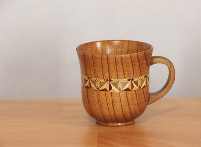 【箱根寄木細工 マグカップ】軽くて割れにくく保温性が高い木製カップを、寄木細工で彩りました。【 キッチン用品 食器 雑貨 日用品 木製食器 職人メイド 工芸品 職人の手作り おしゃれ食器 神奈川県 小田原市 寄木細工 寄木細工】