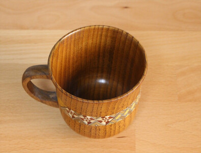 【箱根寄木細工 マグカップ2点セット】軽くて割れにくく保温性が高い木製カップを、寄木細工で彩りました。【 キッチン用品 食器 雑貨 日用品 木製食器 職人メイド 工芸品 職人の手作り おしゃれ食器 神奈川県 小田原市 寄木細工 寄木細工】