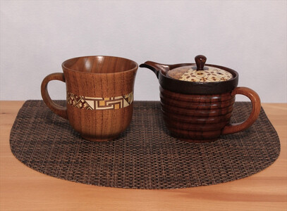 【箱根寄木細工　ティーポット＆マグカップセット】軽くて割れにくく保温性が高い木製ティーセットを、寄木細工で彩りました。【 キッチン用品 食器 雑貨 日用品 木製食器　職人メイド 工芸品 職人の手作り おしゃれ食器 神奈川県 小田原市 】