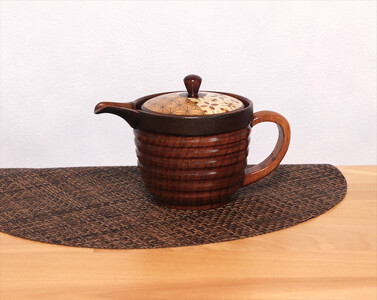 【箱根寄木細工　ティーポット】軽くて割れにくく保温性が高い木製ティーポットを、寄木細工で彩りました。【 キッチン用品 食器 雑貨 日用品 木製食器　職人メイド 工芸品 職人の手作り おしゃれ食器 神奈川県 小田原市 寄木細工 寄木細工】
