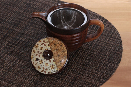 【箱根寄木細工　ティーポット】軽くて割れにくく保温性が高い木製ティーポットを、寄木細工で彩りました。【 キッチン用品 食器 雑貨 日用品 木製食器　職人メイド 工芸品 職人の手作り おしゃれ食器 神奈川県 小田原市 寄木細工 寄木細工】