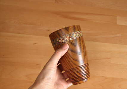 【箱根寄木細工　ジョッキ】伝統工芸品で乙な一杯！木肌が作るクリーミーな泡立ち、結露しにくいのも嬉しい！【 キッチン用品 食器 雑貨 日用品 木製食器　職人メイド 工芸品 職人の手作り おしゃれ食器 神奈川県 小田原市 寄木細工 寄木細工】