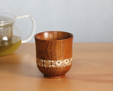 【箱根寄木細工 湯呑 大】寄木を配した木製湯呑は軽くて割れにくく、お茶の時間をより楽しめます!【 キッチン用品 食器 雑貨 日用品 木製食器 職人メイド 工芸品 職人の手作り おしゃれ食器 神奈川県 小田原市 寄木細工 寄木細工】