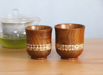 【箱根寄木細工　夫婦湯呑】寄木細工を配した大小の木製湯呑は軽くて割れにくく、夫婦湯呑としてお使いいただけます。【 キッチン用品 食器 雑貨 日用品 木製食器　職人メイド 工芸品 職人の手作り おしゃれ食器 神奈川県 小田原市 寄木細工 寄木細工】