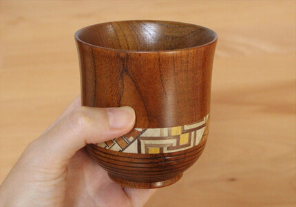 【箱根寄木細工　夫婦湯呑】寄木細工を配した大小の木製湯呑は軽くて割れにくく、夫婦湯呑としてお使いいただけます。【 キッチン用品 食器 雑貨 日用品 木製食器　職人メイド 工芸品 職人の手作り おしゃれ食器 神奈川県 小田原市 寄木細工 寄木細工】