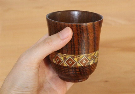 【箱根寄木細工　夫婦湯呑】寄木細工を配した大小の木製湯呑は軽くて割れにくく、夫婦湯呑としてお使いいただけます。【 キッチン用品 食器 雑貨 日用品 木製食器　職人メイド 工芸品 職人の手作り おしゃれ食器 神奈川県 小田原市 寄木細工 寄木細工】