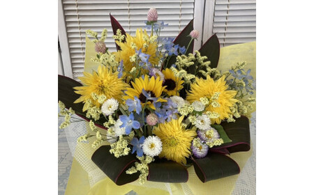 季節の生花アレンジ　Mサイズ 【 フラワー アレンジメント お花 ギフト プレゼント 贈り物 誕生日 お祝い 神奈川県 小田原市 フラワー アレンジメント】