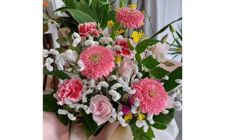 季節の生花アレンジ　Mサイズ 【 フラワー アレンジメント お花 ギフト プレゼント 贈り物 誕生日 お祝い 神奈川県 小田原市 フラワー アレンジメント】