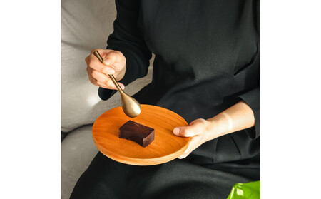 欅の仁取皿と生ガトーショコラ。小田原の伝統を受け継いだお皿と小田原の極上スイーツ(300g)のコラボ商品【チョコレート 特濃厚 濃密な味わい 極上の口溶け 極上のチョコレート 一流の料理人 カカオの風味やコク カカオ 至極の逸品 神奈川県 小田原市 ガトーショコラ ガトーショコラ】