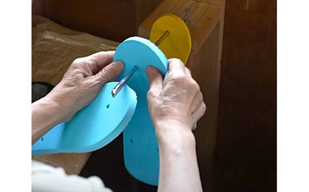 海にかえる生分解性の国産ビーチサンダル「SIX LINE」☆小田原城型フローティングキーホルダー付き ソール:カーキ×鼻緒:グレー・29cm【高島屋選定品】